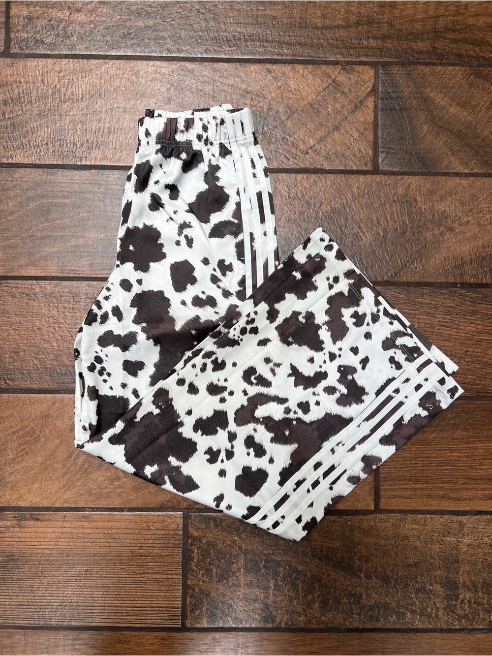 Size SMALL 🤎🤍- NWT - adidas Satin Cow Animal Print Wide Leg Pants Brown - Picture 2 of 9